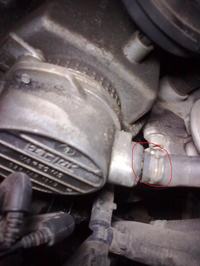 GOLF IV - Czy rurka w pompie podciśnienia powinna być luźna czy sztywna?