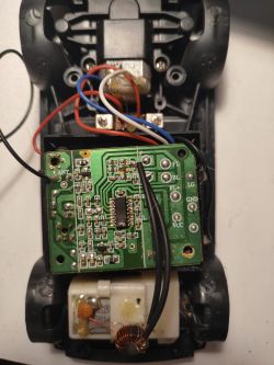 Lutowanie luźnego przewodu w samochodziku na pilota - Gdzie przymocować? (Zdjęcia)