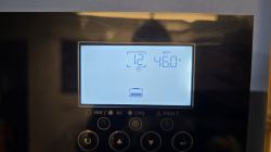 Ekran falownika z napięciem baterii 46.0 V i ikoną walizki