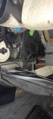 Widok spod deski rozdzielczej BMW E36 coupe z 1992 roku, z widocznym elementem klimatyzacji.