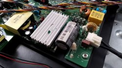 Zdjęcie płyty głównej telewizora Manta LED4202 z widocznymi elementami elektronicznymi.