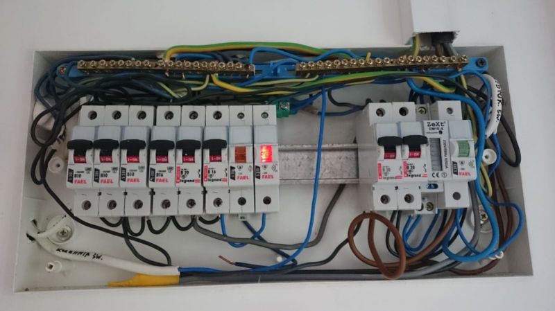 N and PE terminal rails - whether they should be connected (bridged)