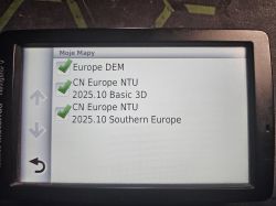 Ekran nawigacji BMW Motorrad Navigator V z widoczną listą zainstalowanych map.