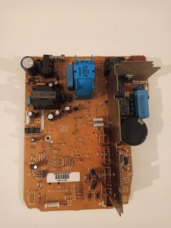 Płytka elektroniczna z różnymi komponentami na jasnym tle.