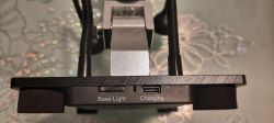 Podstawa statywu mikroskopu z portami Base Light i Charging.