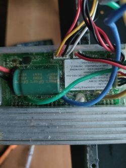 Zbliżenie na płytkę drukowaną sterownika z widocznymi przewodami i komponentami elektronicznymi.