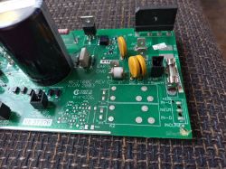 Bieżnia wyzwala bezpiecznik przy uruchomieniu.