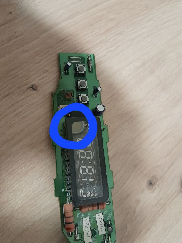 Zegarek na desce rozdzielczej w Chevrolet Lacetti 1.8 zatrzymuje się po zamknięciu samochodu