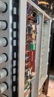 Wnętrze urządzenia elektronicznego z widocznymi płytkami drukowanymi i przewodami.