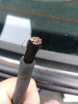 Kabel spawalniczy czarny w środku po sezonie leżakowania w samochodzie. Kabel spawalniczy czarny w środku po sezonie leżakowania w samochodzie.