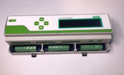 Building automation controller with LCD display and connection terminals.