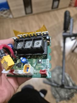 Zbliżenie na płytkę sterownika z różnymi komponentami elektronicznymi.