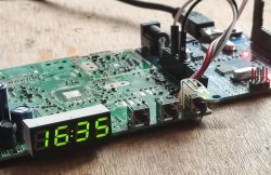 Płytka Arduino podłączona do wyświetlacza LED z godziną 16:35