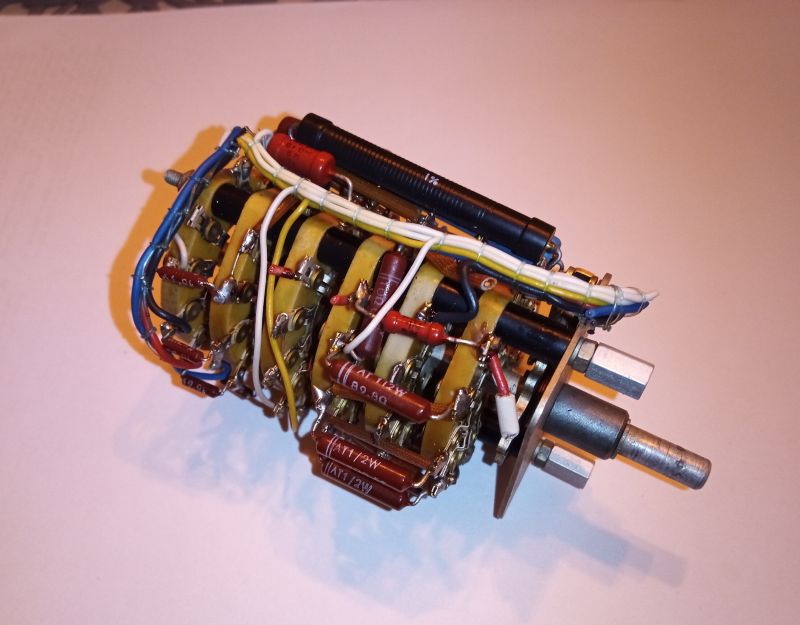 Mechaniczny przełącznik obrotowy z komponentami elektronicznymi na płytkach PCB