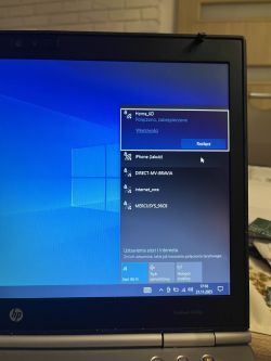 Laptop HP podłączony do sieci Wi-Fi Home_KD z systemem Windows 10