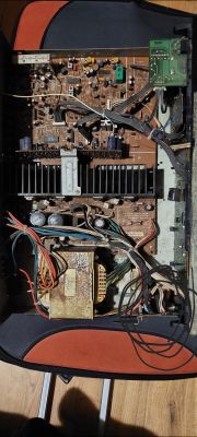 Wnętrze amplitunera Sansui RZ 3500 z uszkodzoną płytką.