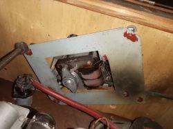 Wnętrze starego gramofonu z widocznymi przewodami i częściami mechanicznymi.