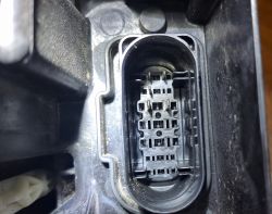 Zbliżenie na złącze 5-pinowe lampy przedniej LED T6