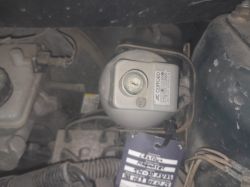 Mechanizm alarmowy Clifford zamontowany w wnętrzu pojazdu.