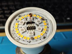 £1 Wnętrza inteligentnych żarówek: IKEA Tradfri LED2003G1, Ener-J SHA5262, niemarkowy PIR, Yi