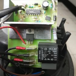 Zdjęcie płytki elektronicznej z przepalonym rezystorem R9 wystającym poza obudowę.