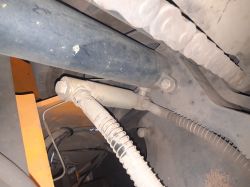 Zbliżenie na siłownik hydrauliczny z wężami i złączem w wózku widłowym Hangcha