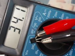 Multimetr pokazujący wartość 34.1 z miernikiem podłączonym do stabilizatora napięcia 78L05.