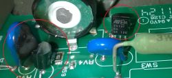 Zbliżenie na uszkodzony termistor, rezystory R59 i R60 oraz triak Z0107NA na płytce PCB