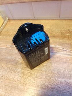 Bateria model Hizero F803, oznaczenie F8Z-BTA04, o napięciu 18V i pojemności 2150mAh na drewnianym blacie.