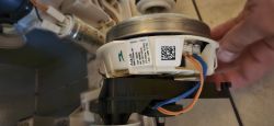 Silnik elektryczny suszarki bębnowej z widocznymi przewodami i etykietą techniczną