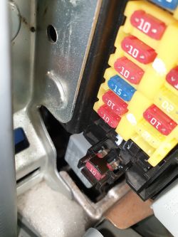 Chevrolet Kalos - Jak wyjąć bezpiecznik "szufladkowy"?