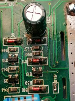Zbliżenie PCB z kondensatorem elektrolitycznym i diodami szklanymi, obszar przy oznaczeniu EC5