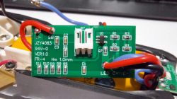Płytka elektroniczna z maszynki do strzyżenia z widocznymi elementami i połączeniami.