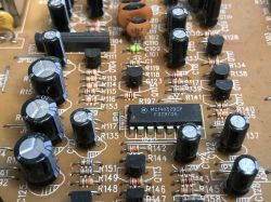 Układ scalony MC14052BCP na płytce PCB z różnymi komponentami elektronicznymi