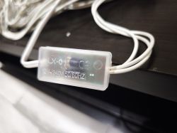 Sterownik LX-01 do lampek LED z przezroczystą obudową i białymi przewodami