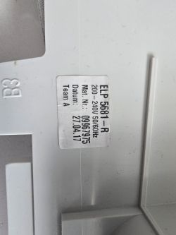 Etykieta na płycie z oznaczeniami technicznymi.