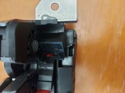 Zamek tylnej klapy samochodu Mercedes W 245 z 2011 roku z widocznym złączem.