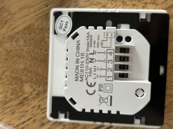 Connecting the black wire to the thermostat for underfloor heating - where to plug in?