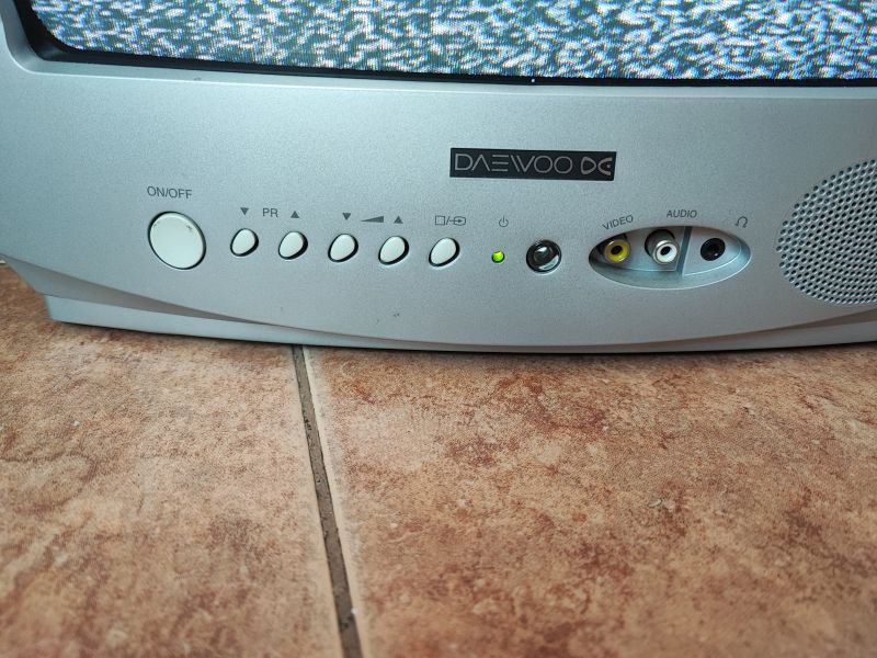Przód telewizora kineskopowego Daewoo K14C5GT, pokazujący przyciski kontrolne i złącza AV.