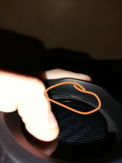 Czy przez tę szczelinę w JBL Flip 4 może dostać się woda?