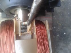 Agregad prądotwórczy Einhell BT-PG 850/3 nie generuje napięcia.