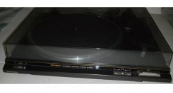 Gramofon Technics SL-BD20 z zamkniętą pokrywą na białym tle.
