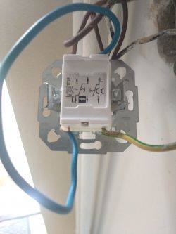 Jak zmienić konfigurację przycisków w podwójnym włączniku do lamp na zewnątrz?