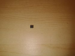 8-nóżkowy układ scalony SMD leżący na drewnianym blacie
