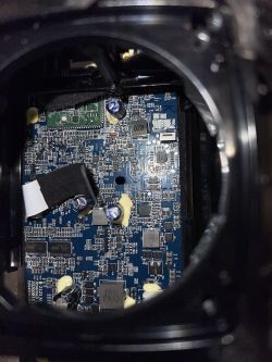 Wnętrze głośnika JBL Xtreme 3 z widoczną płytą elektroniczną.