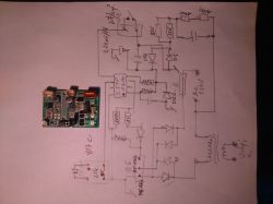Foto eines elektrischen Schaltplans mit sichtbarer Leiterplatte.