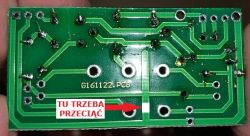 Spód płytki drukowanej G161122.PCB z zaznaczonym miejscem do przecięcia ścieżki i napisem TU TRZEBA PRZECIĄĆ.