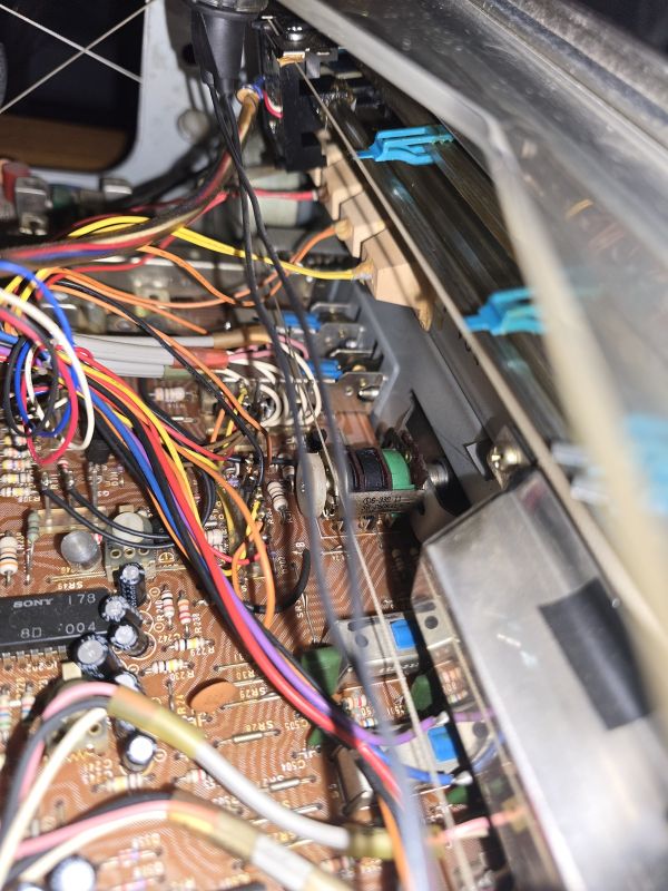 Wnętrze amplitunera Sony STR-414L pokazujące układ elektroniczny i okablowanie.