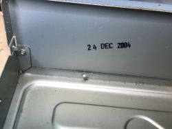 Widok wnętrza obudowy z oznaczeniem daty 24 Dec 2004.