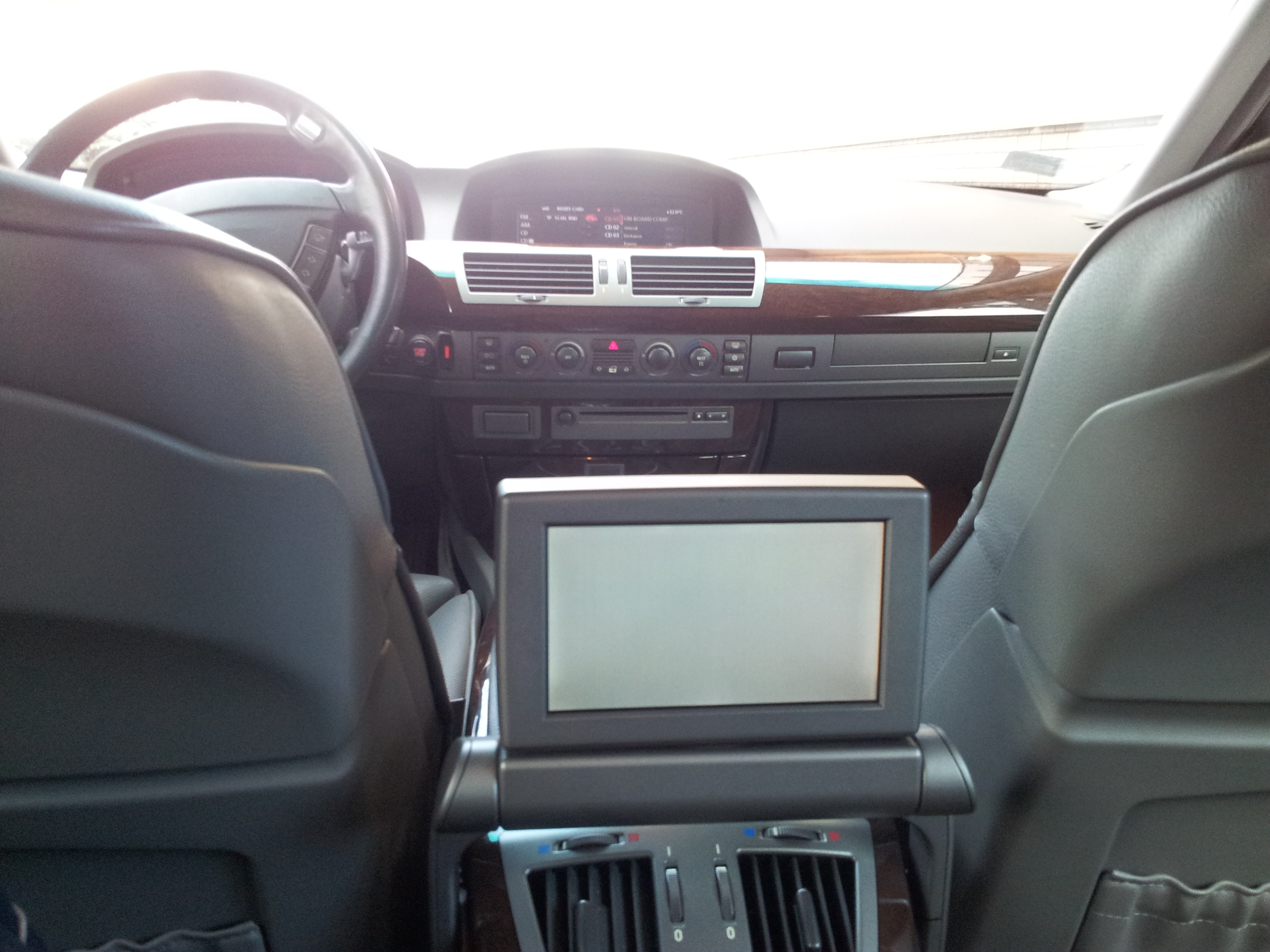 BMW E65 LCD Tył Biały ekran/ skaczące poziome kreski w